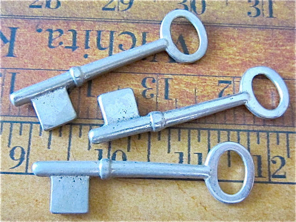 Steampunk supplies - Skeleton Keys - Vintage Antique keys - Barrel key –  steampunkjunq