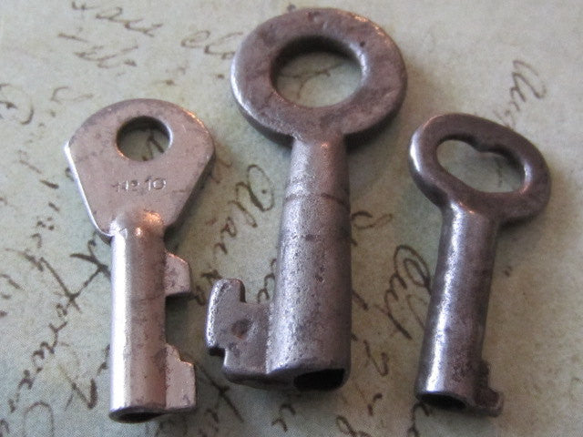 Steampunk supplies - Skeleton Keys - Vintage Antique keys - Barrel keys -  d19 - steampunkjunq