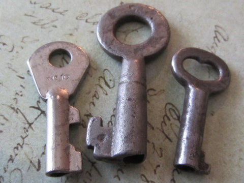 Steampunk supplies - Skeleton Keys - Vintage Antique keys - Barrel keys - d19