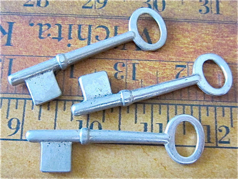 Steampunk supplies - Skeleton Keys - Vintage Antique keys - Barrel keys - F23