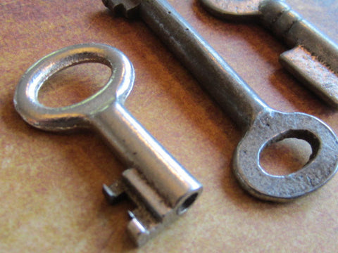 3 Vintage Open Barrel Skeleton Keys In A Variety Of Cuts Marked P. Bennedum